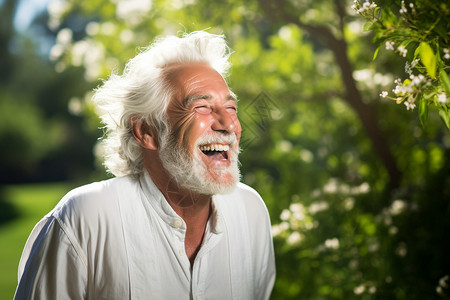 快乐的白发老人图片