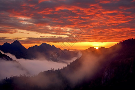 云雾中壮观的山脉背景图片