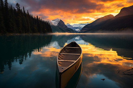 湖泊上的独木舟图片