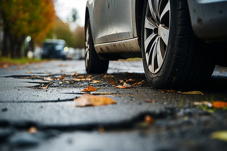 秋季雨后城市道路上停放的汽车图片