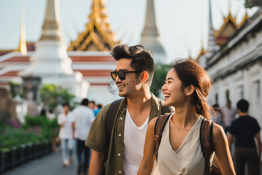 情侣走在泰国的街头图片