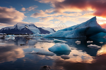 冰海中的巨大冰山图片