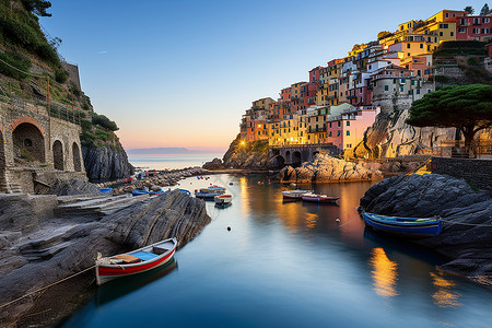 日落下的意大利美丽村庄图片