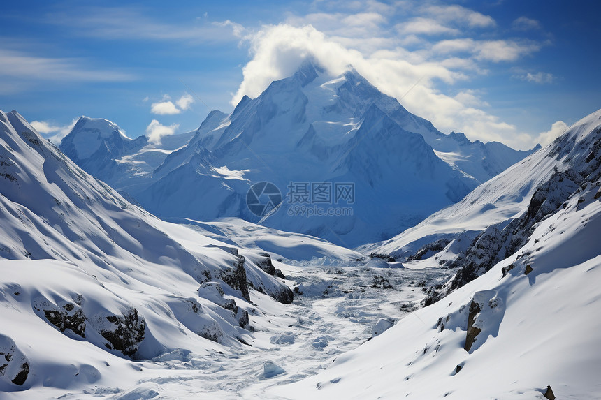 冰雪覆盖的的山脉图片