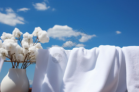 白云朵晾晒着的白毛巾背景