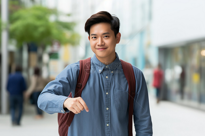 背包的男人图片