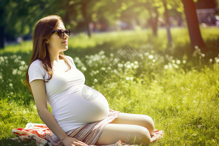 草地上放松心情的孕妇图片