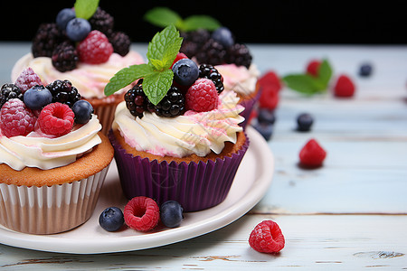 美味蓝莓红莓杯子蛋糕图片