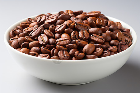 白色瓷碗中的咖啡豆高清图片