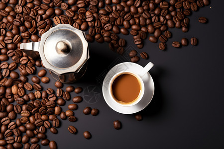 咖啡豆中的金属咖啡壶图片
