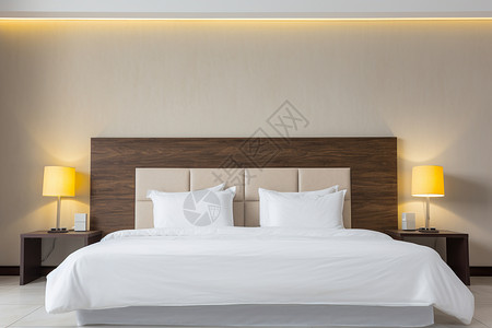 白色床铺和台灯背景图片