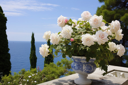 白玫瑰花瓶中的美丽风景图片