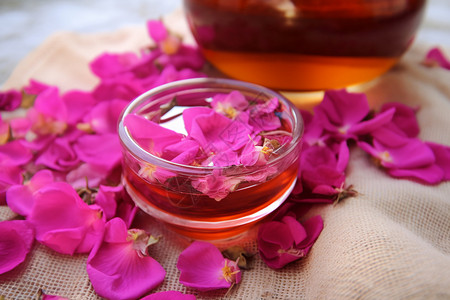 玫瑰果酱一杯茶美丽的花朵背景
