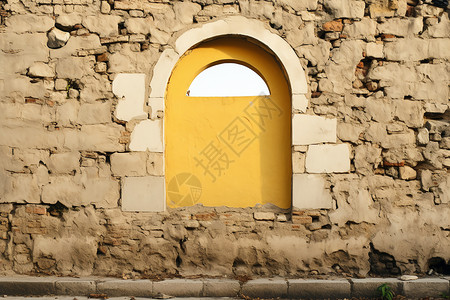 嵌于石墙上的黄色窗户图片