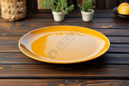 木制餐桌上的黄色盘子背景图片