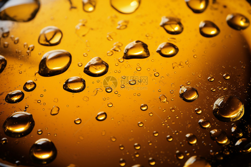 金色光芒下的啤酒气泡图片