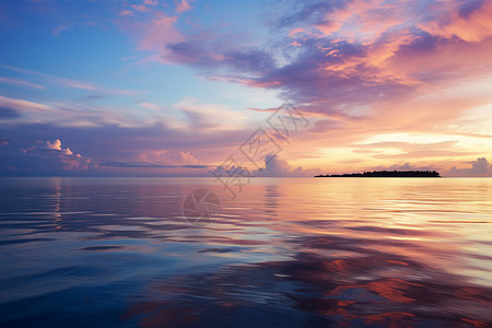 夕阳倾泻在海洋上图片