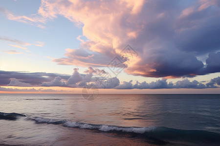 炫紫色夏季大海上美丽的云层背景