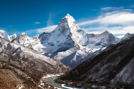 徒步旅行的喜马拉雅山脉景观图片