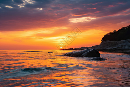 夕阳照耀下的远海小岛高清图片