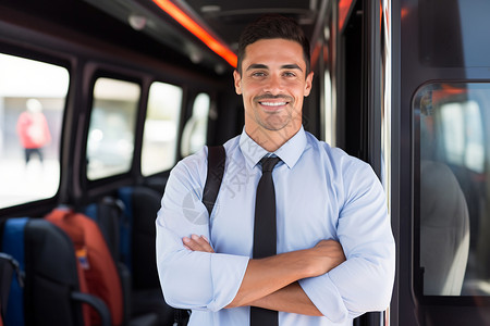 城市公交服务专业服务旅游巴士的一名自信的男子背景