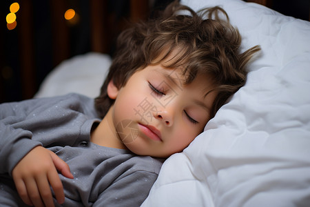 宁静夜晚的小男孩在白色枕头上高清图片