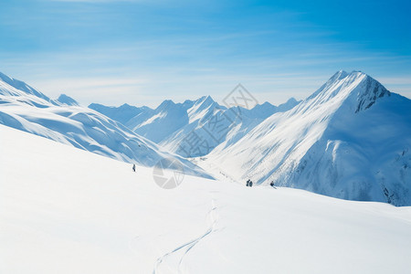 冬季运动滑雪背景冬天的雪山里一群人在滑雪背景