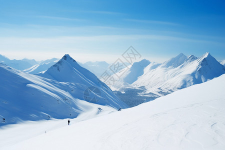 寒冷的雪山里滑雪图片