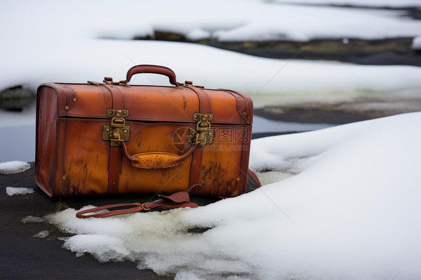 雪地中的旧行李箱图片