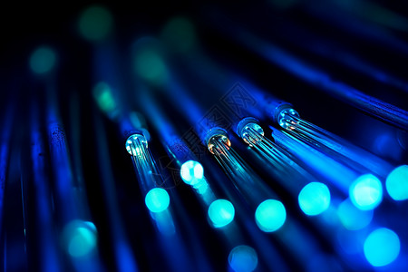 闪亮蓝光的互联网光纤电缆图片
