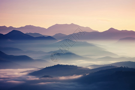 山峰上的云雾图片