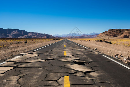 单色荒漠中破裂的沥青公路背景