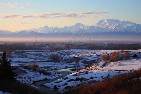 积雪的山坡山下小城高清图片