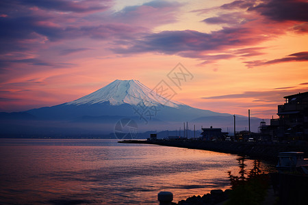 城市雪山夕阳下的雪山城市背景