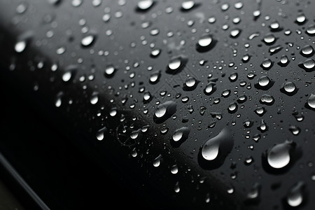 黑色汽车玻璃上的水滴背景图片