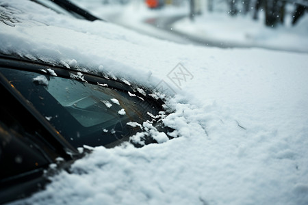 雪天停放的车辆图片
