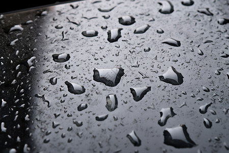 一扇被雨水覆盖窗户图片
