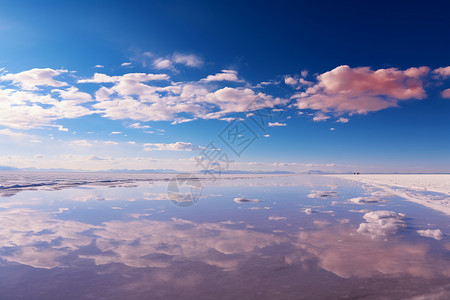 平静湖面上的天空倒影图片