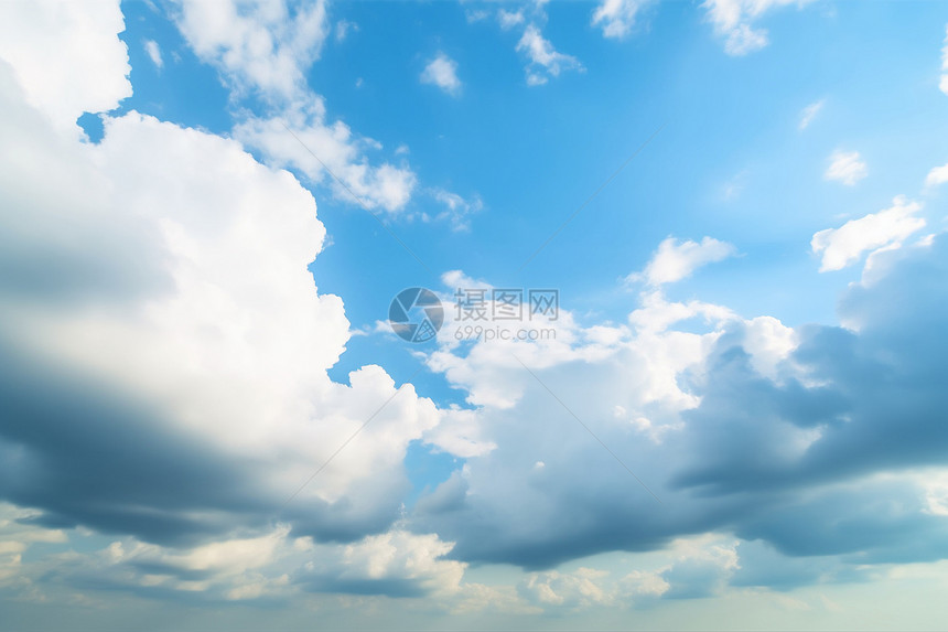蓝天下涌动的白云图片