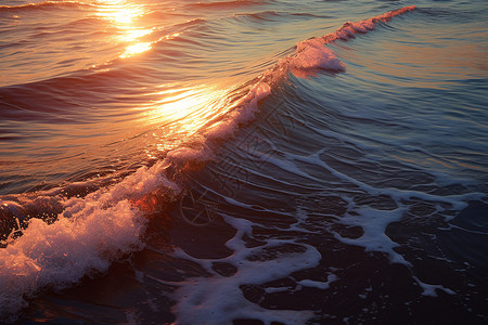 海上夕阳照耀下的波浪图片