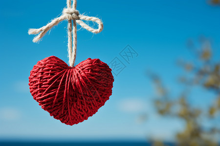 挂装饰一颗红色的心挂在绳子上背景