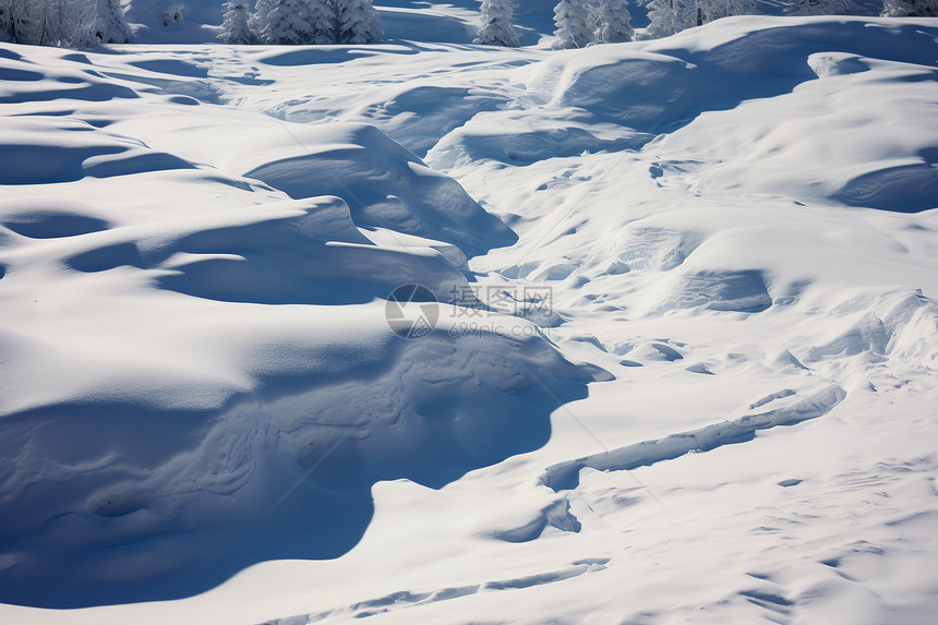 冬季山坡上的冰雪图片