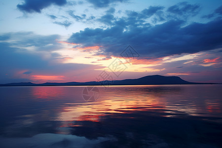 夕阳时的湖光山色图片