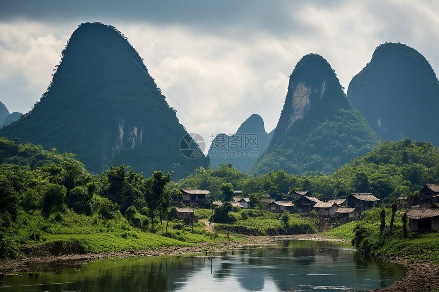 山脉中流淌的水域图片