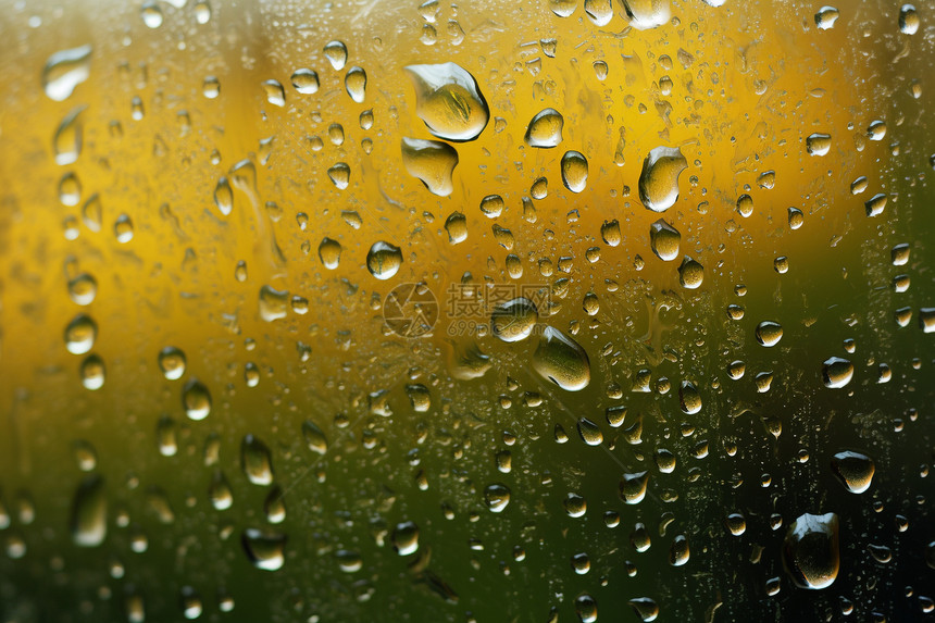 窗户上下雨的雨滴图片