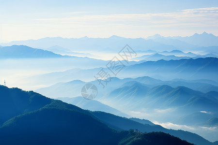 迷雾风景户外的美丽群山背景