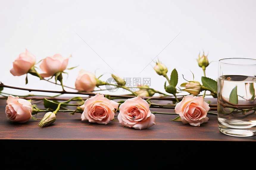 桌子上的花束图片