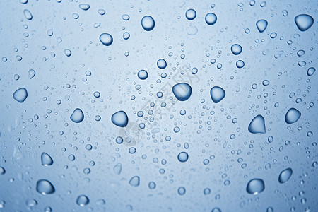 下雨的透明雨滴背景图片