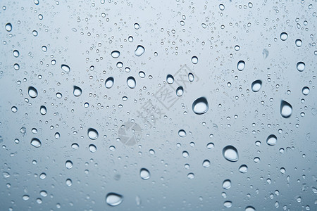 窗户上的透明雨滴图片