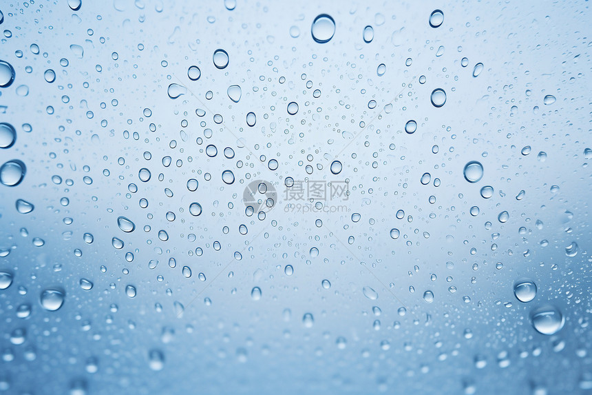 窗户上的雨水雨滴图片